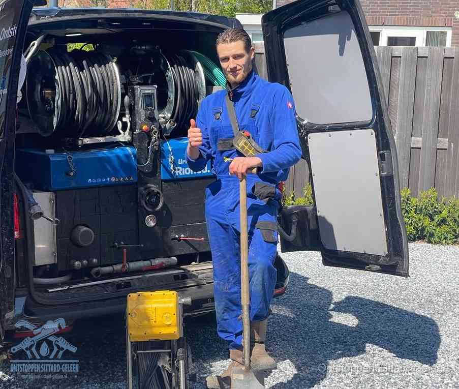Een tevreden monteur met opgestoken duim na een geslaagde klus, slim ingrijpen bespaart kosten bij een verstopte wc in Sittard-Geleen