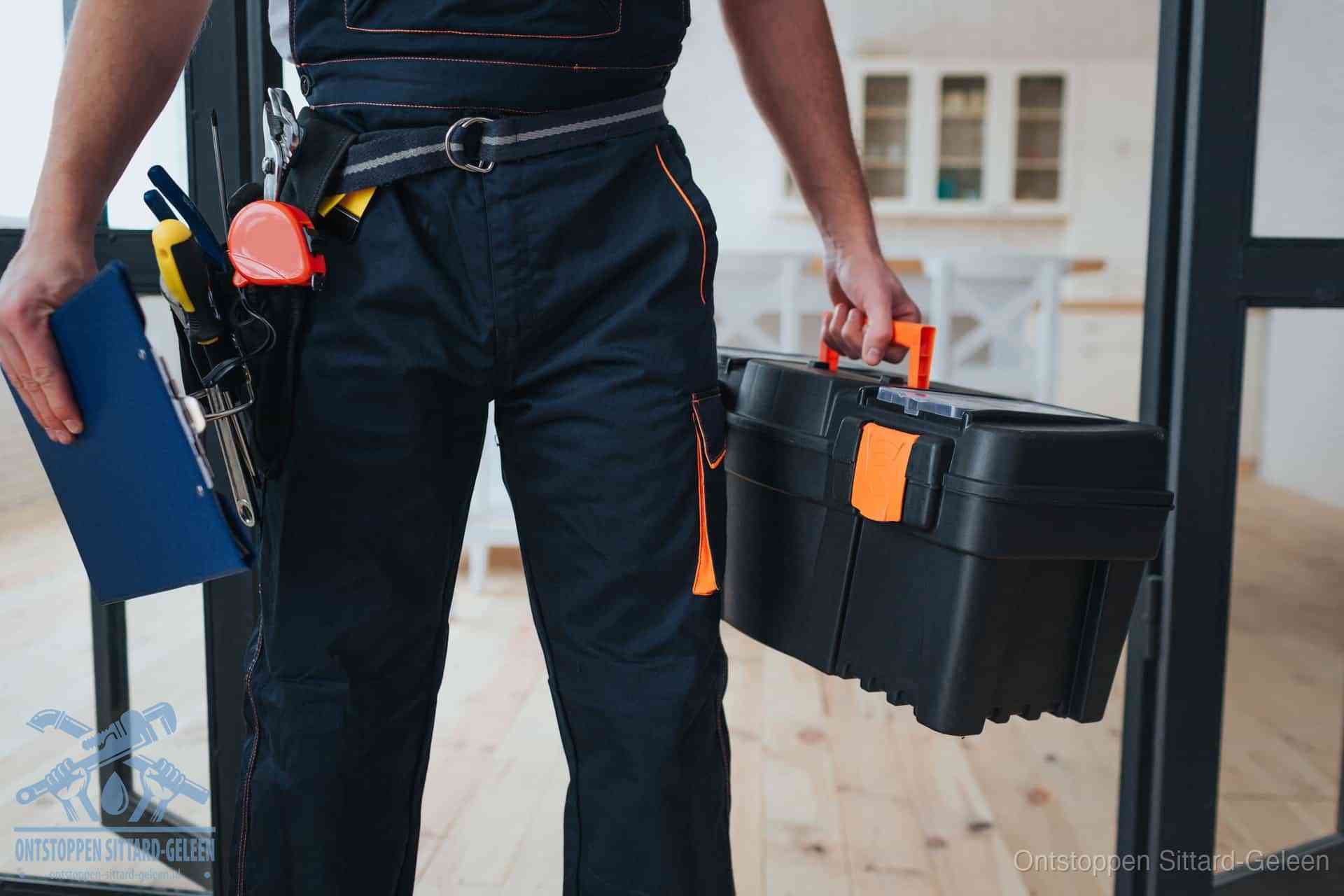 Een monteur met gereedschapsriem en klembord, klaar om een transparante prijs voor het wc ontstoppen in Sittard-Geleen te geven