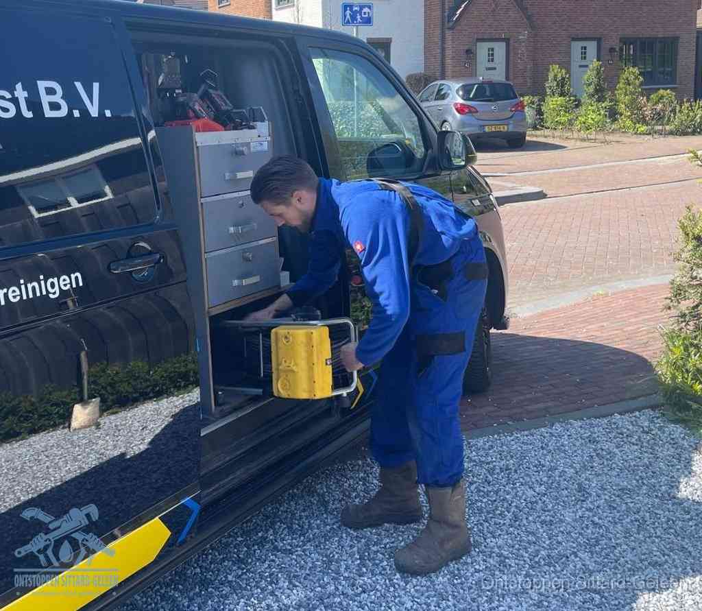 Een monteur pakt apparatuur uit de bedrijfsbus voor service aan huis, het moment om een professional in te schakelen in Sittard-Geleen