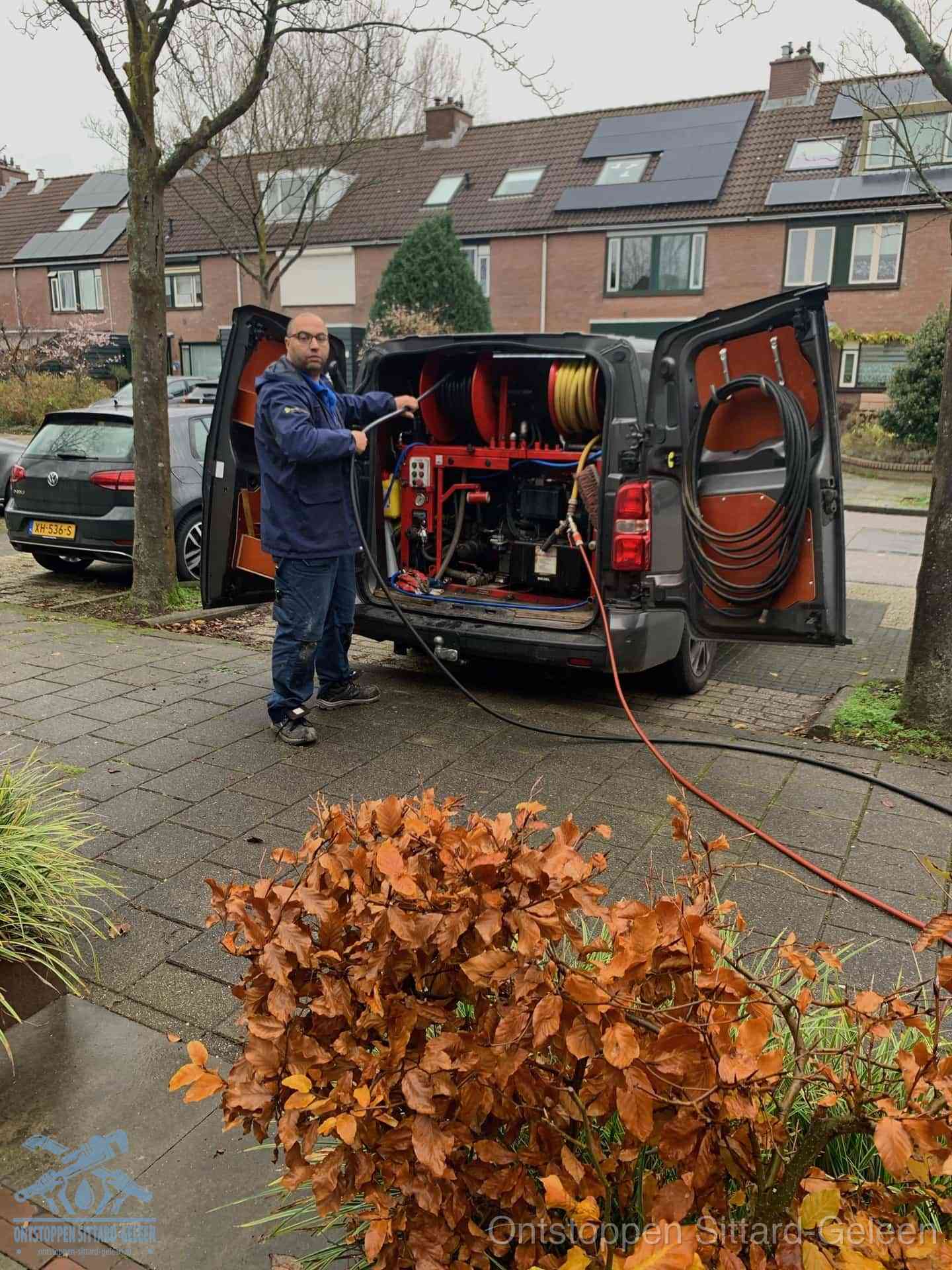 Rioolservice in de wijk in Sittard-Geleen