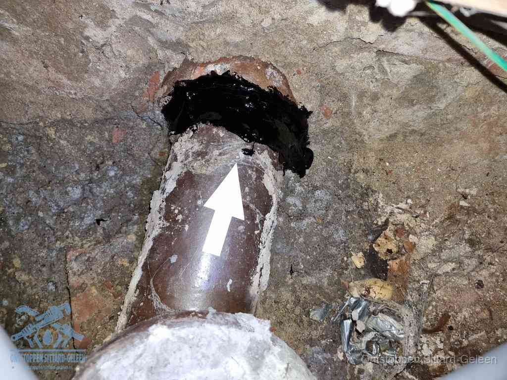 Een oude gres rioolbuis met een beschadigde koppeling onder de vloer, oorzaak van terugkerende structurele wc-problemen in Sittard-Geleen