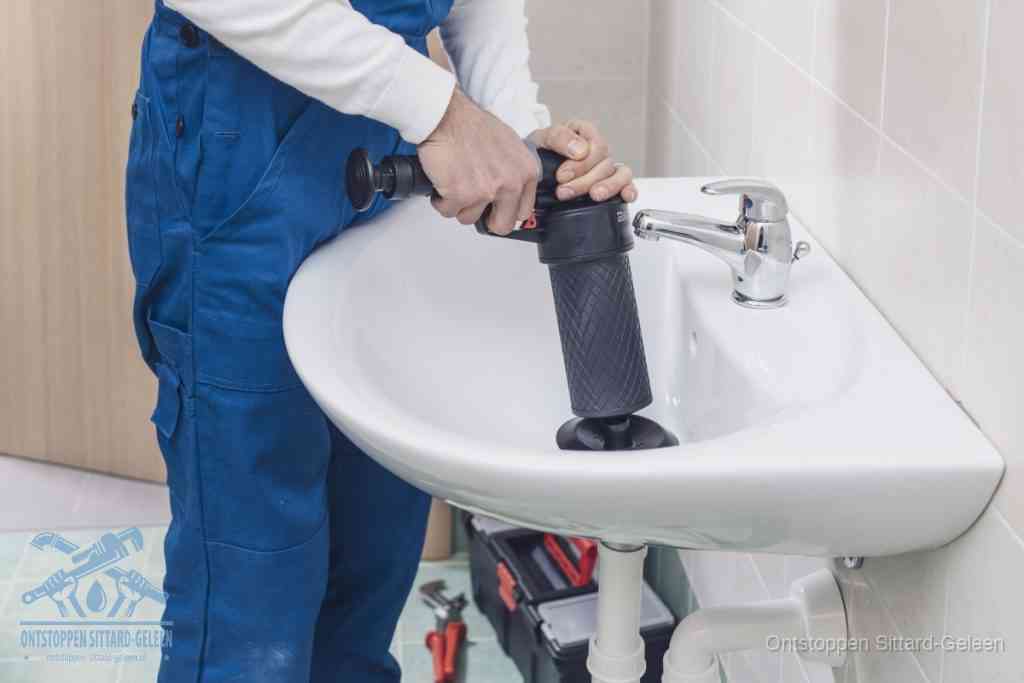 Een te ruwe doe-het-zelf poging met een handmatige perslucht-ontstopper op een sanitair-afvoer, een van de veelgemaakte fouten bij wc ontstoppen in Sittard-Geleen